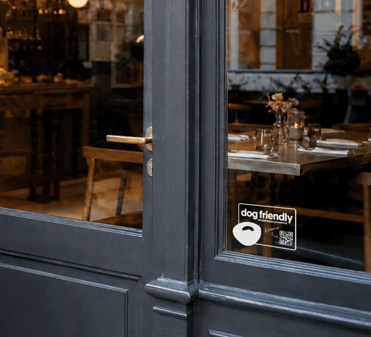 Hondvriendelijke locatie met Sniffz-sticker op de deur
